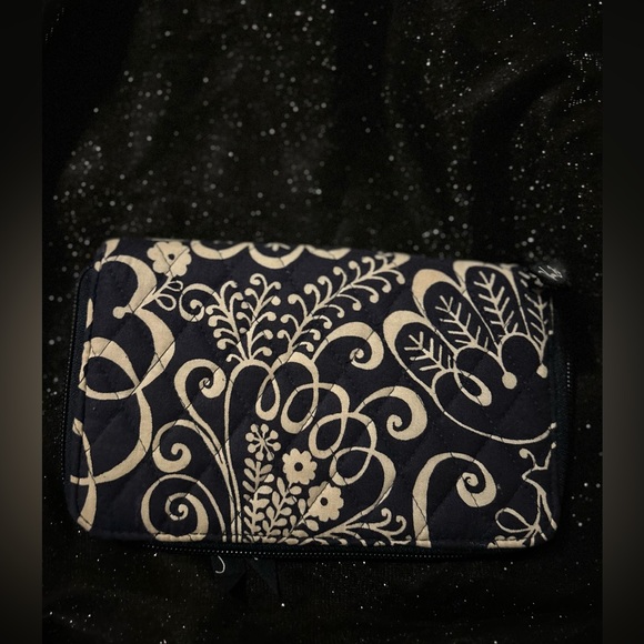 Beautiful “like new” Vera Bradley wallet. - Picture 5 of 6